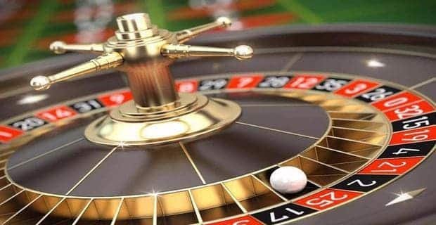 Người hâm mộ bóng đá Việt Nam theo dõi trận đấu và đặt kèo trên điện thoại
